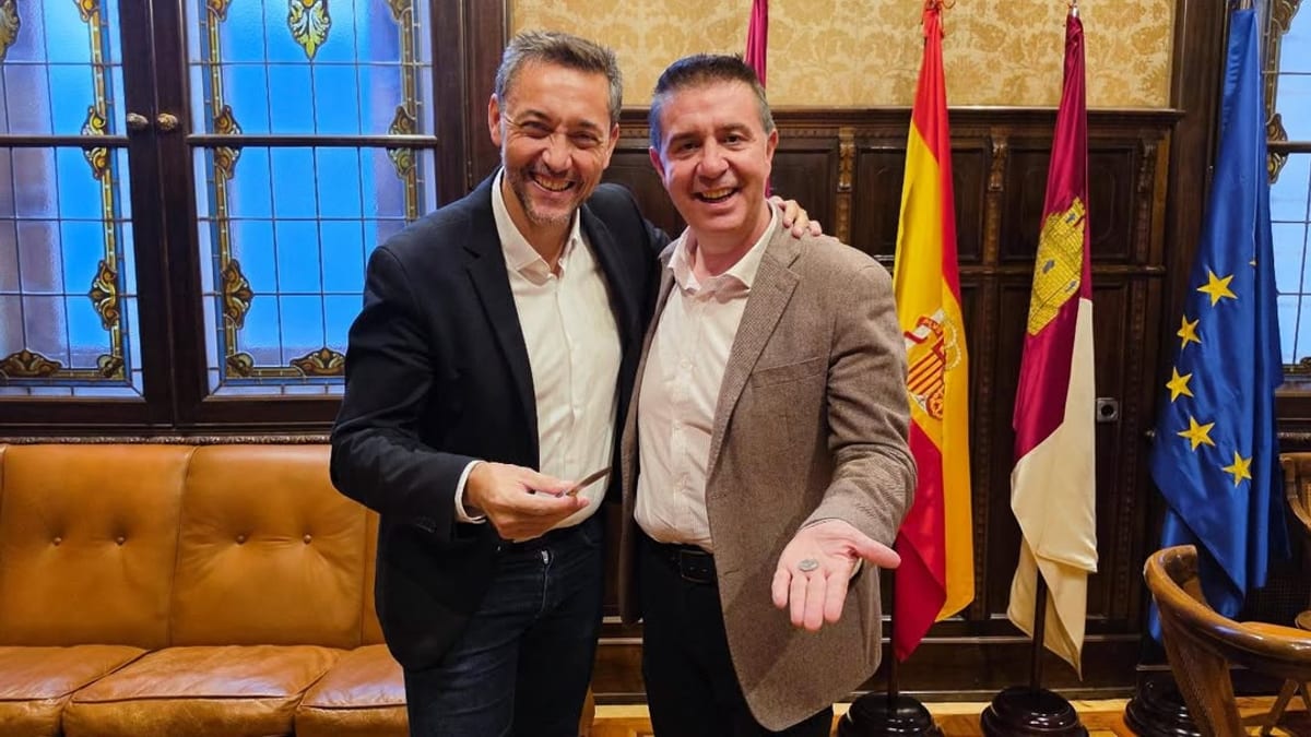 Javier Ruiz y Santi Cabañero, presidente de la Diputación de Albacete, en el Salón de Actos durante las Jornadas de Periodismo 2026