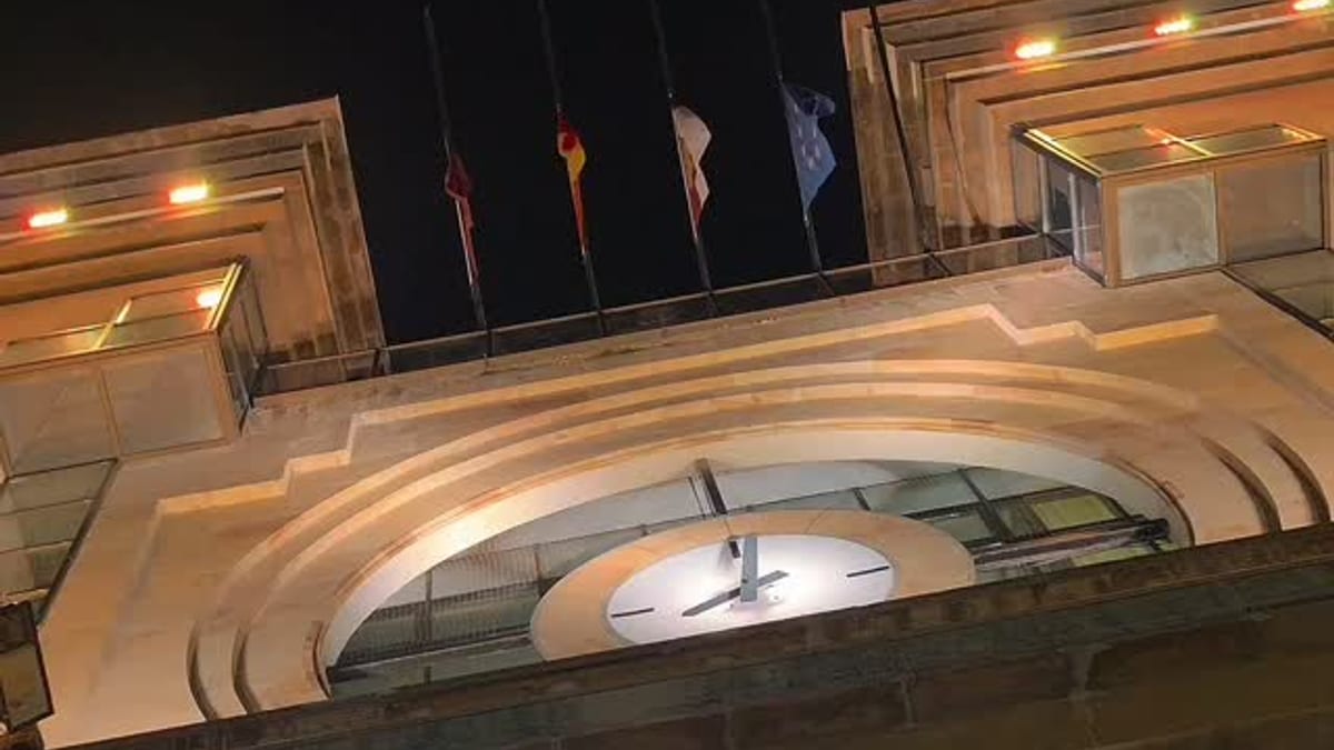 Minuto de silencio de la Diputación de Albacete por la tragedia ferroviaria de Toledo con el presidente Santi Cabañero