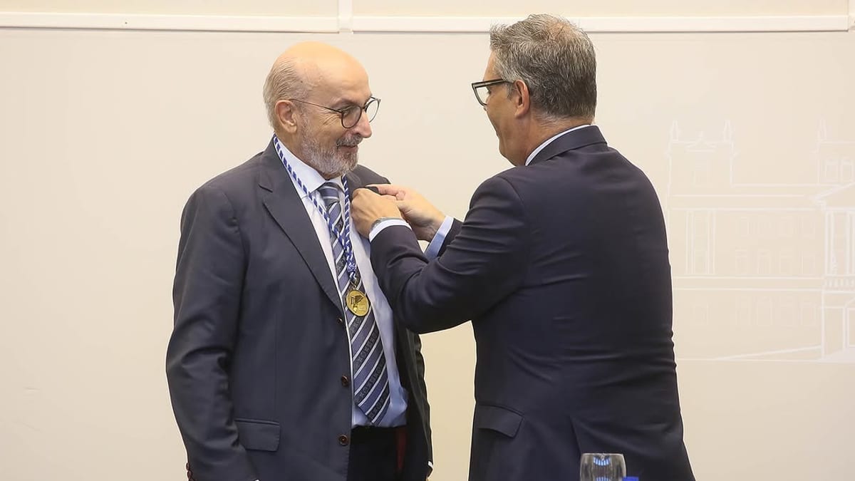 Entrega del título de Alicantino de Adopción 2026 al nefrólogo Carlos Alberto de Santiago Guervós en el Palacio Provincial