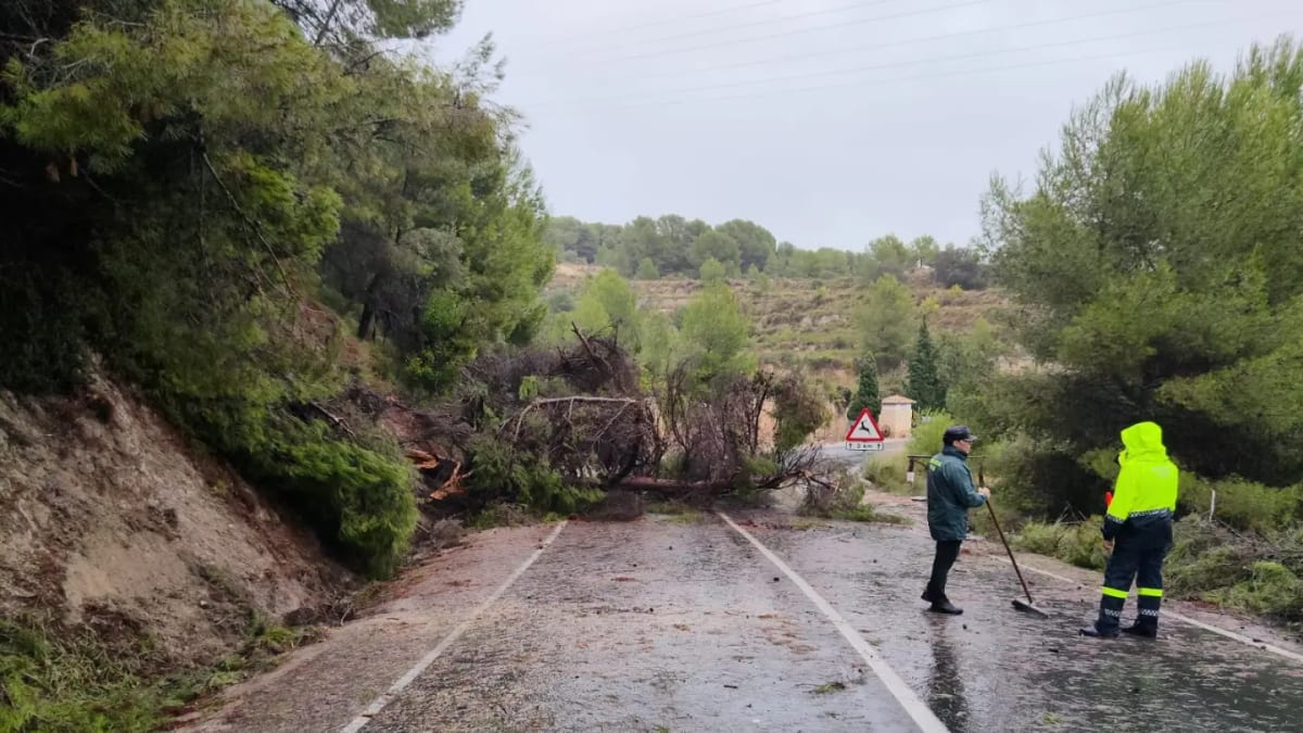 Equipos de vigilancia del Departamento de Carreteras trabajando en carretera durante lluvia en la Marina Alta de Alicante