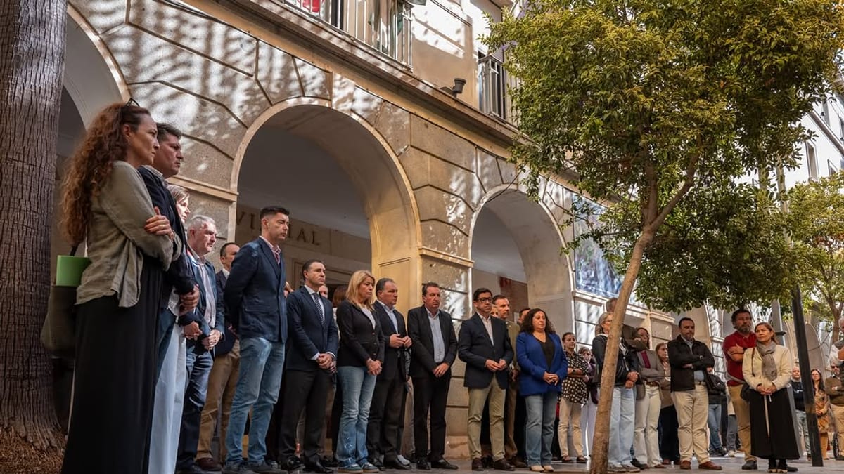 David Toscano Contreras, presidente de la Diputación de Huelva, y representantes del Ayuntamiento de Huelva durante el minuto de silencio en recuerdo de las víctimas del accidente ferroviario de Úrda