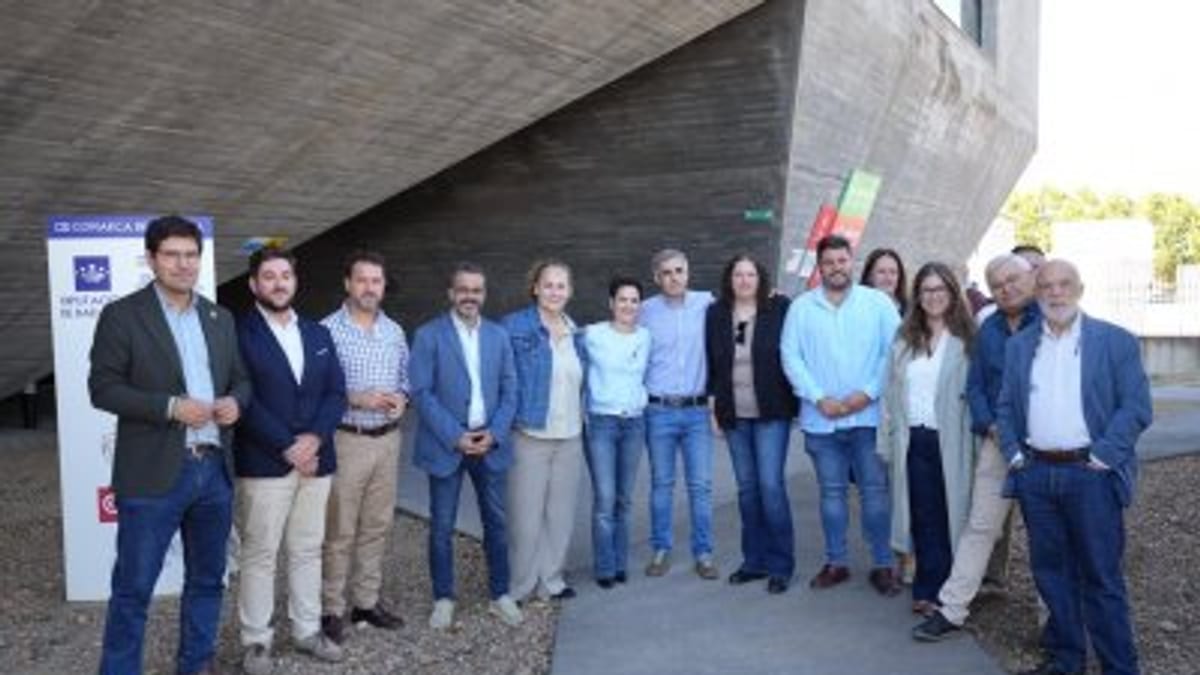 Raquel del Puerto, presidenta de la Diputación de Badajoz, presenta los proyectos EDILES de Olivenza con un grupo de personas frente a un edificio