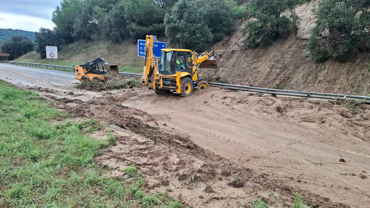 Trabajos de limpieza en carretera tras el temporal en la provincia de Barcelona