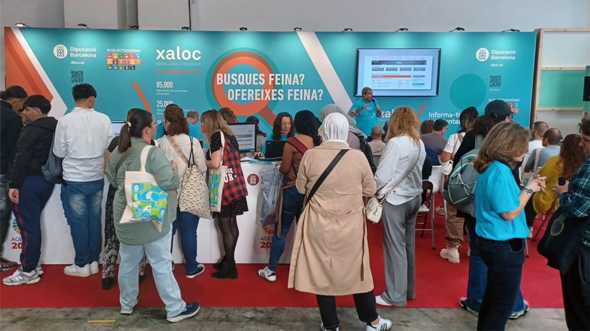 Estand de la Diputación de Barcelona en el Salón de la Ocupación con información sobre búsqueda de empleo y ofertas laborales