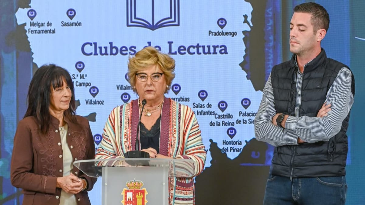 La portavoz de la Diputación de Burgos Inmaculada Sierra, el alcalde de Melgar de Fernamental Raúl Guantes y María José Saiz de la Maza representante del Club de Lectura presentan el II Encuentro de Clubes de Lectura con Perspectiva de Género