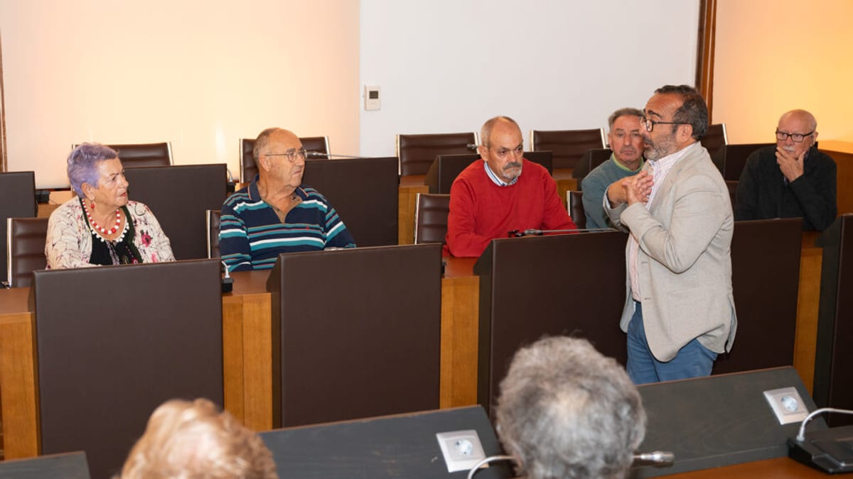 Pleno Senior de la Diputación de Cáceres con participantes en el debate sobre la Oficina de Atención al Mayor