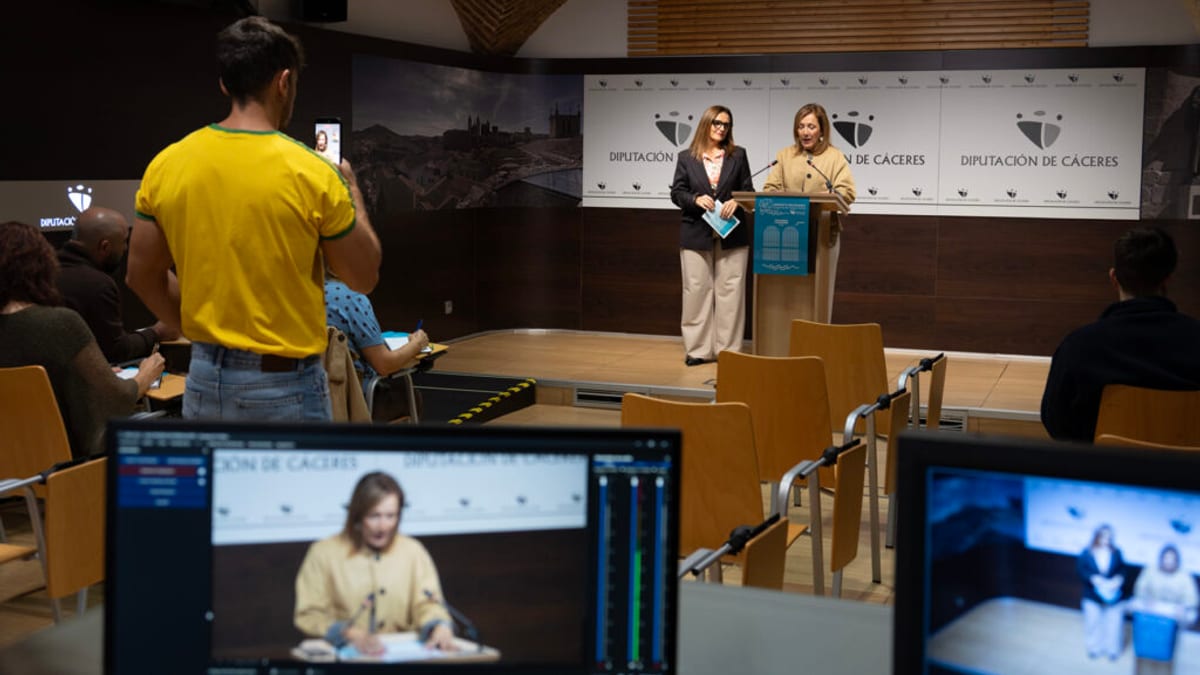 Programa Senior y Saludable de la Diputación de Cáceres con personas mayores disfrutando de actividades de convivencia