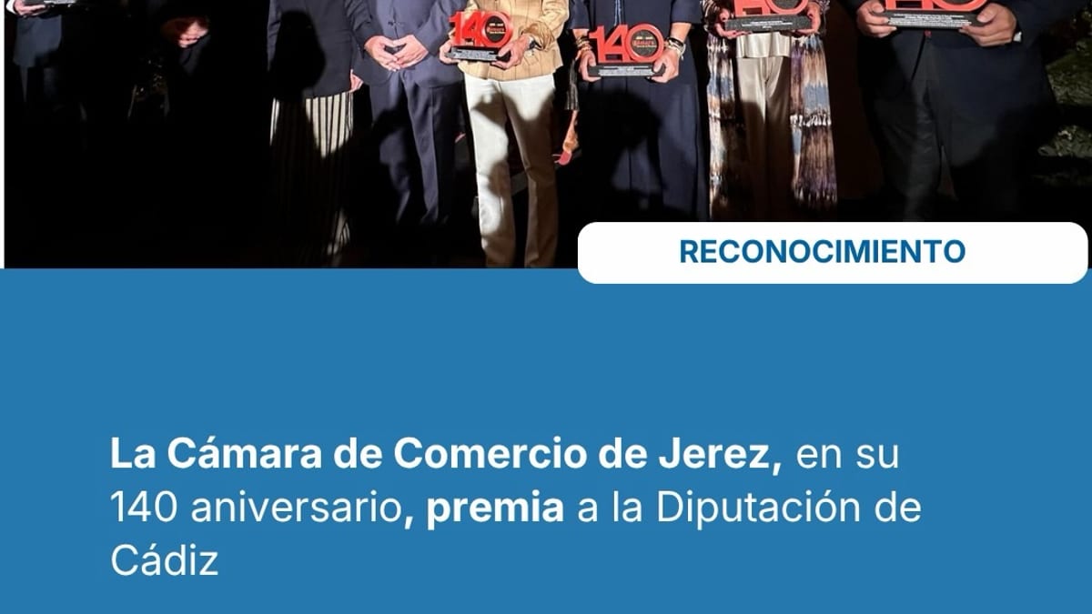 Antonio Aragón de la Diputación de Cádiz recibe el premio de manos del presidente Javier Sánchez Rojas de la Cámara de Comercio de Jerez durante la gala del 140 aniversario