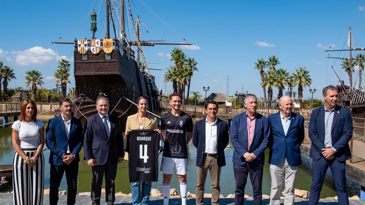 Presentación de la camiseta del Día de la Hispanidad del Real Club Recreativo de Huelva en el Muelle de las Carabelas