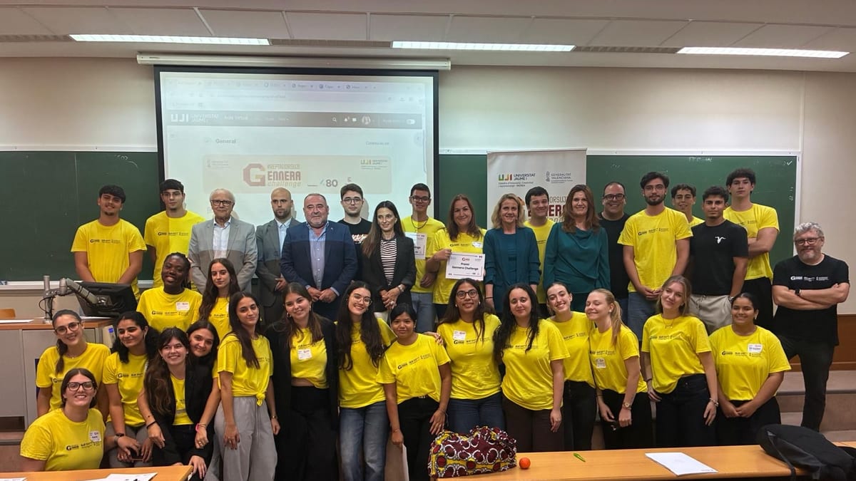 Clausura del programa Gennera Challenge de la UJI con participación de la Diputación de Castellón. Grupo de personas en un aula, participantes vistiendo camisetas amarillas, con autoridades y profesores presentes.