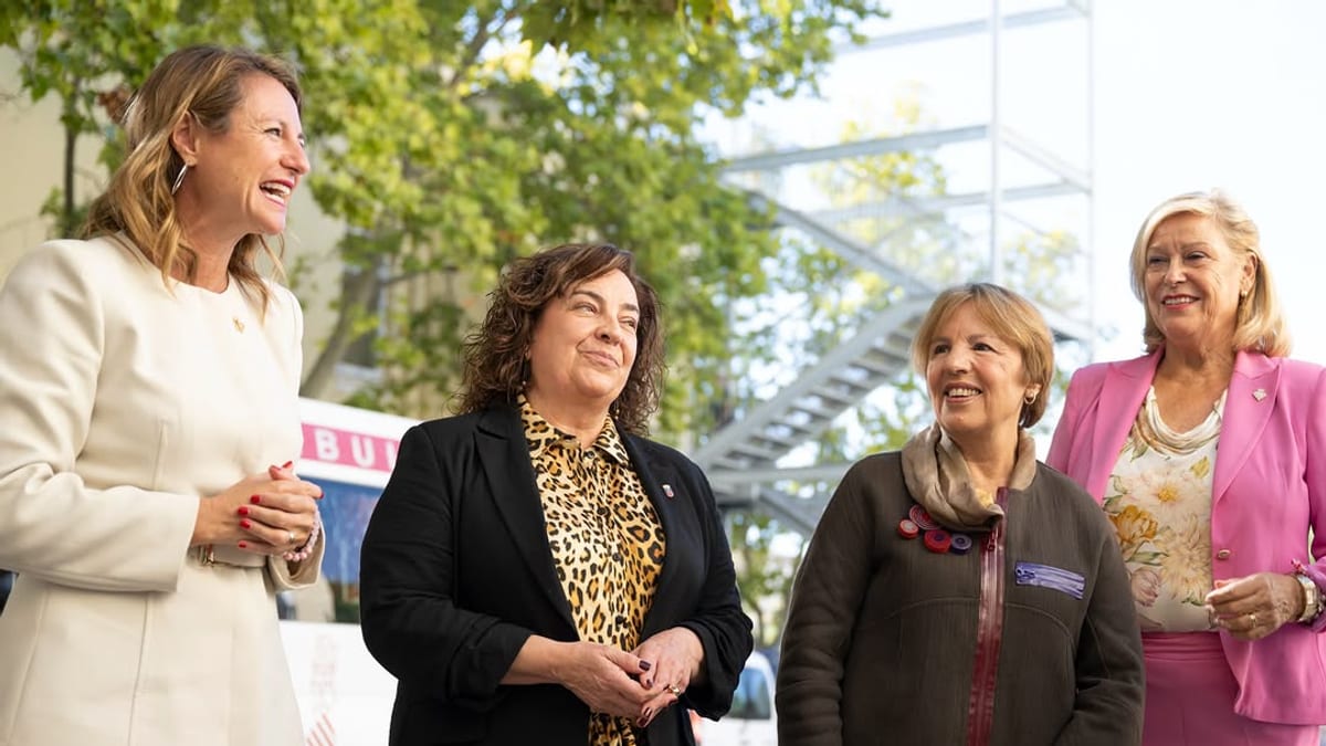 Marisa Torla, diputada de Benestar Social de la Diputación de Castellón, junto a representantes de la Fundació Ateneu Castelló durante el acto de reconocimiento