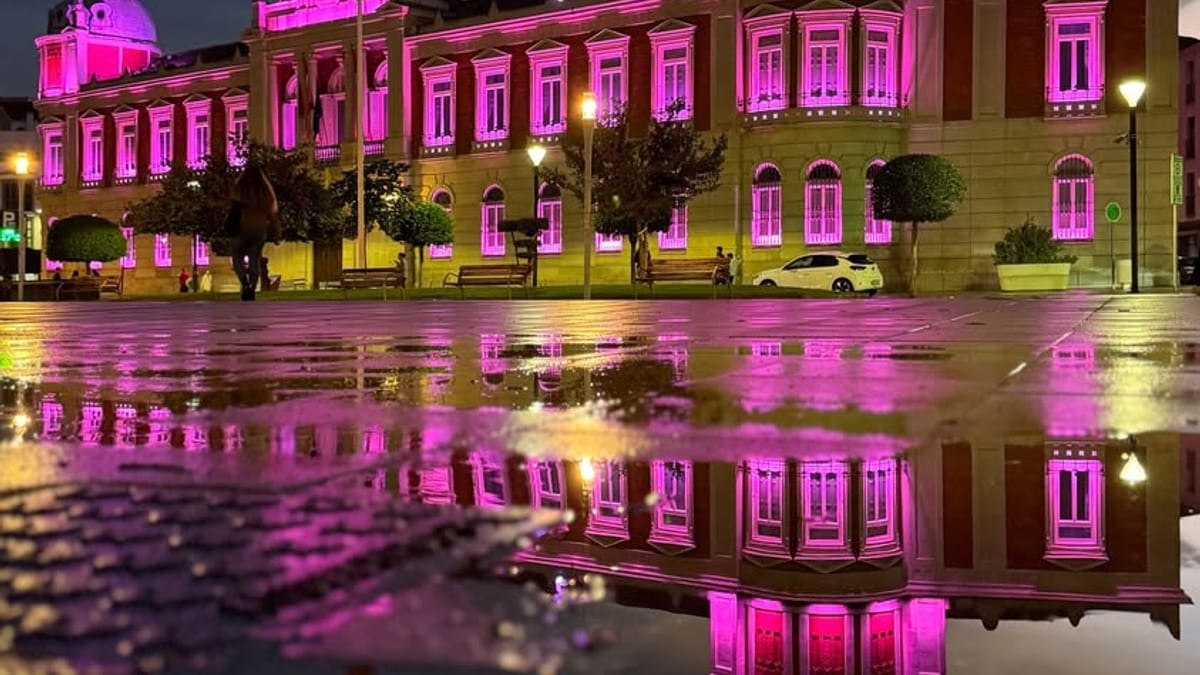 Fachada del Palacio Provincial de la Diputación de Ciudad Real iluminada en color rosa para conmemorar el Día Mundial contra el Cáncer de Mama