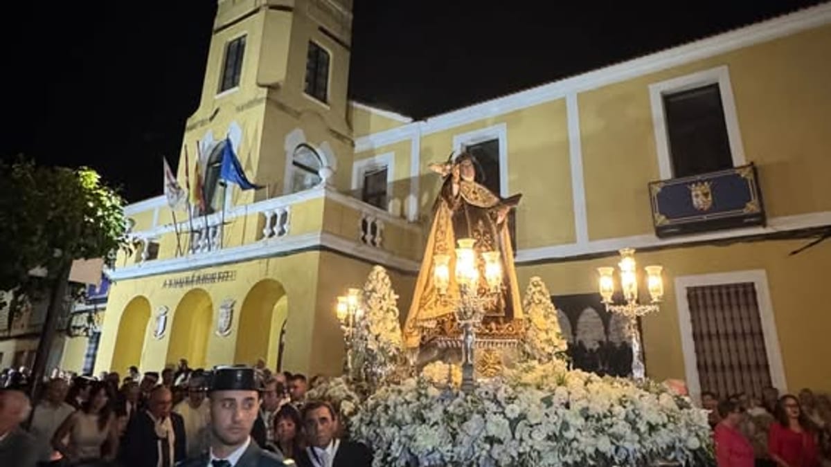 Miguel Ángel Valverde, presidente de la Diputación de Ciudad Real, presenta el proyecto de conexión de patrimonio de santos históricos durante la festividad de Santa Teresa en Malagón