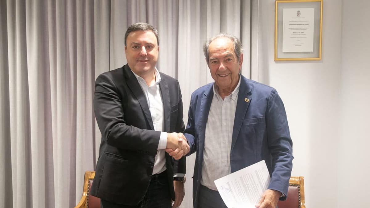 Representantes de la Diputación de A Coruña y el Banco de Alimentos en el acto de entrega de la ayuda de 100.000 euros