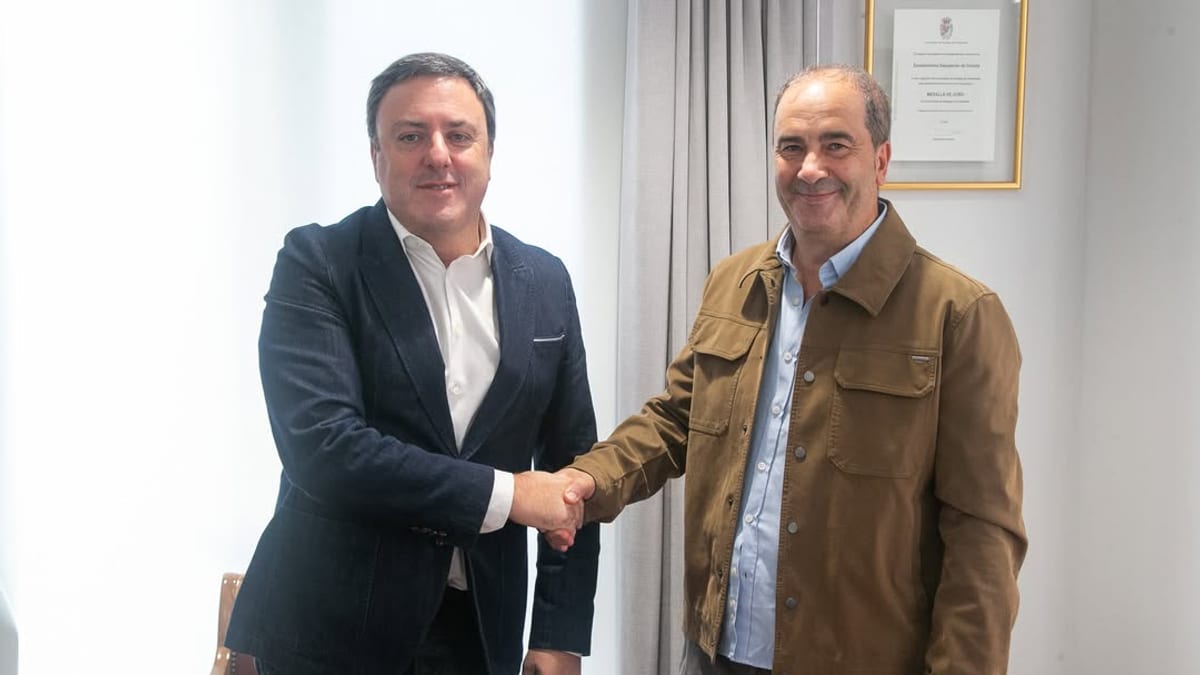 Valentín González Formoso y Antonio Rodríguez Troitiño estrechan la mano tras firmar el acuerdo de financiación