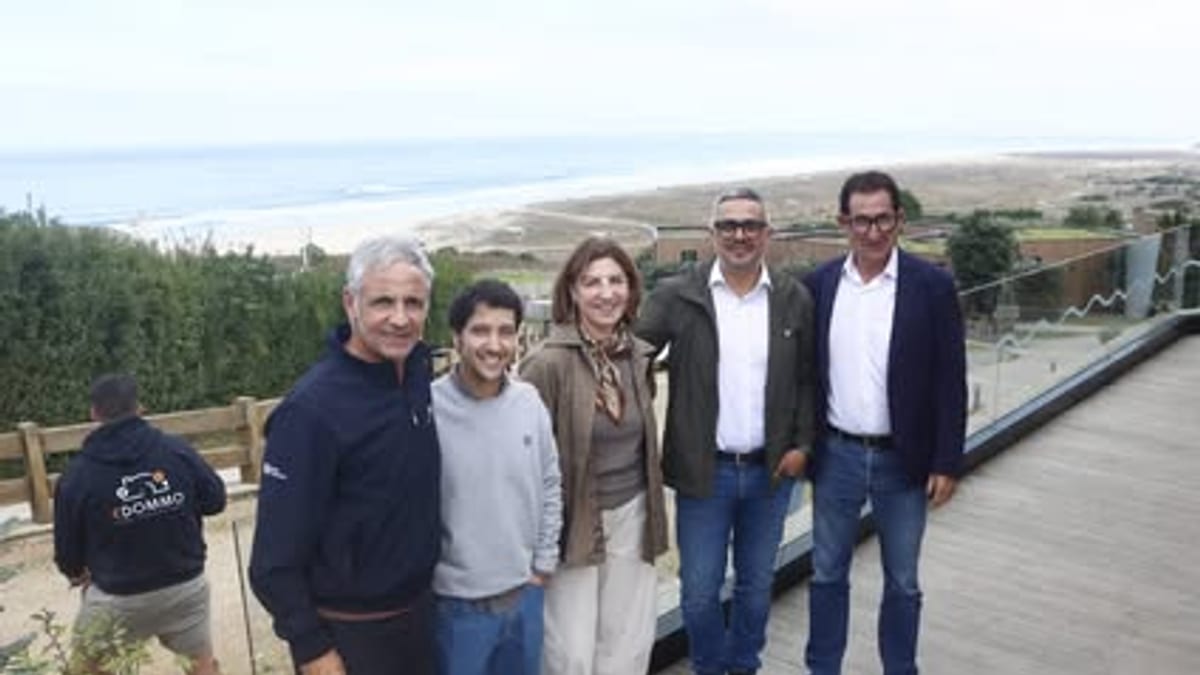El deputado de Deportes Antonio Leira en la inauguración del Edommo Surf Pro Razo 2026 en la playa de Carballeda