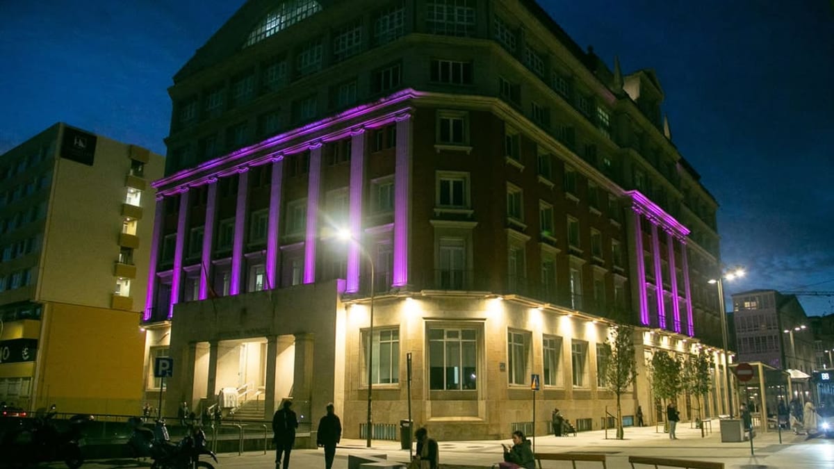 Fachada de la Diputación de A Coruña iluminada de rosa en conmemoración del Día Internacional de la lucha contra el Cáncer de Mama