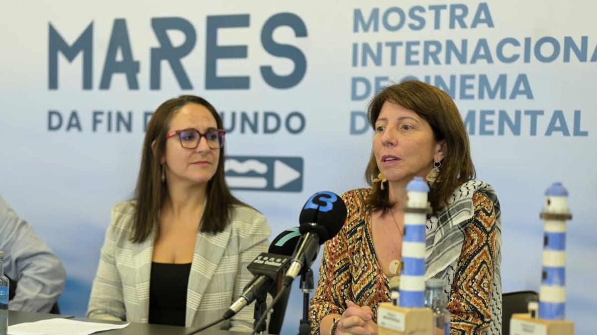 Cartel de la Mostra Internacional Mares da Fin do Mundo con elementos de cine y tema marino