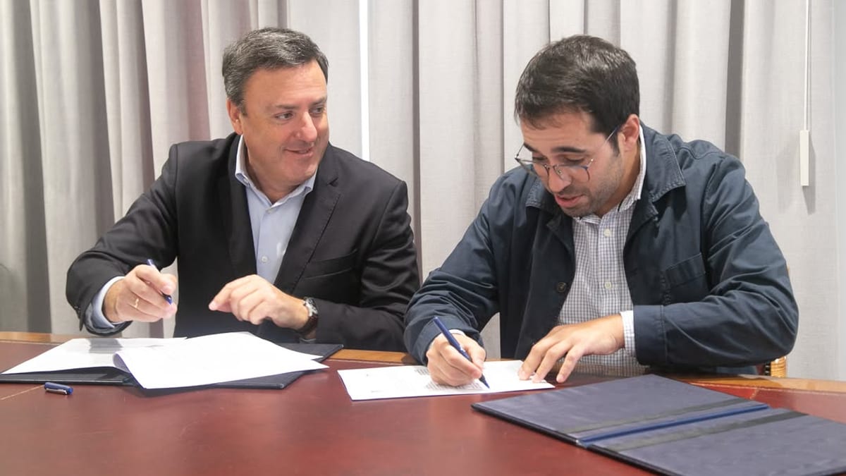 Valentín González Formoso y Alberto Romar firman convenio de inversión en carretera de Santa Comba