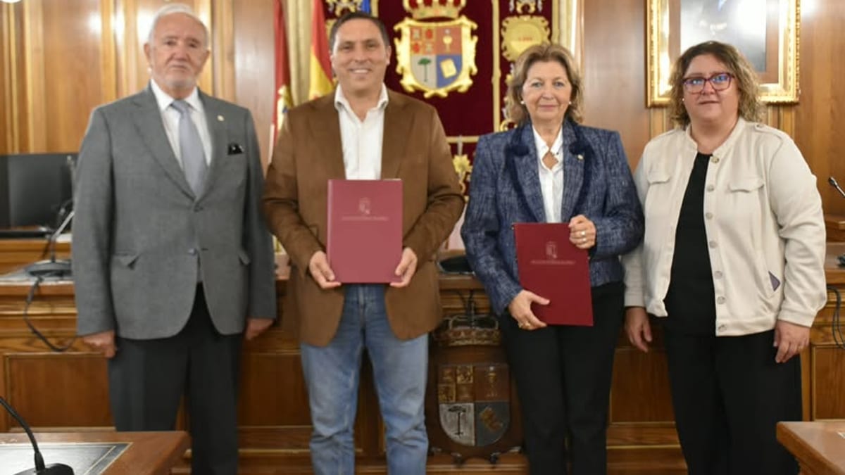 Firma del convenio entre el presidente de la Diputación de Cuenca, Álvaro Martínez Chana, y la presidenta provincial de Cruz Roja, María del Carmen Palomares