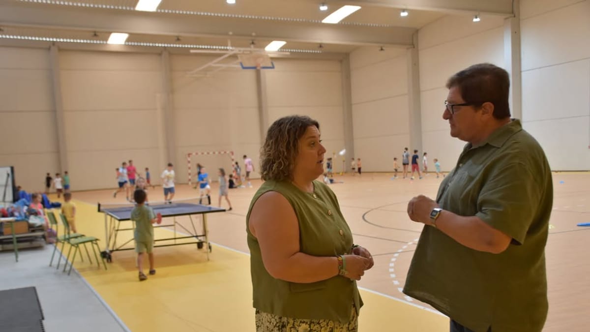 Actividad de conciliación familiar con menores realizando deporte en polideportivo