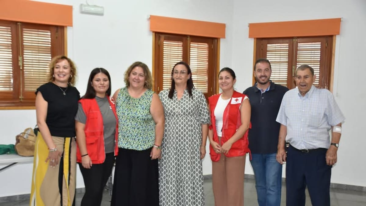 Eva García, diputada de Servicios Sociales de la Diputación de Cuenca, durante su visita a la Asamblea Local de Cruz Roja de Iniesta acompañada por responsables locales