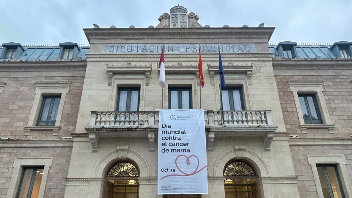 Fachada del Palacio Provincial de la Diputación de Cuenca con pancarta del Día Mundial contra el Cáncer de Mama de la Asociación Española Contra el Cáncer