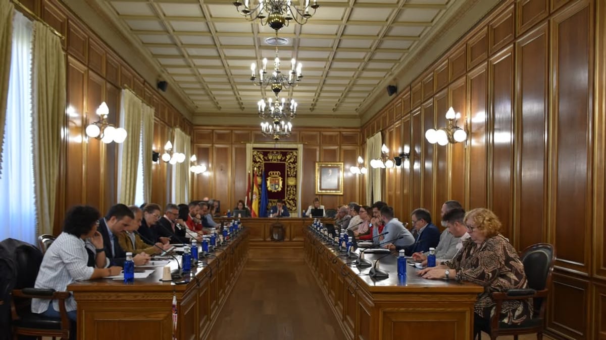 Sala de plenos con mobiliario institucional donde se celebraba la sesión ordinaria suspendida por la emergencia ferroviaria