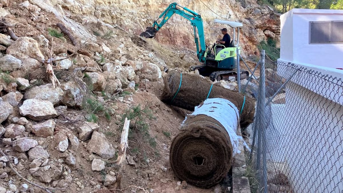 Obras de estabilización del talús junto al depósito de agua potable de Sumacácer ejecutadas por la Diputación de València