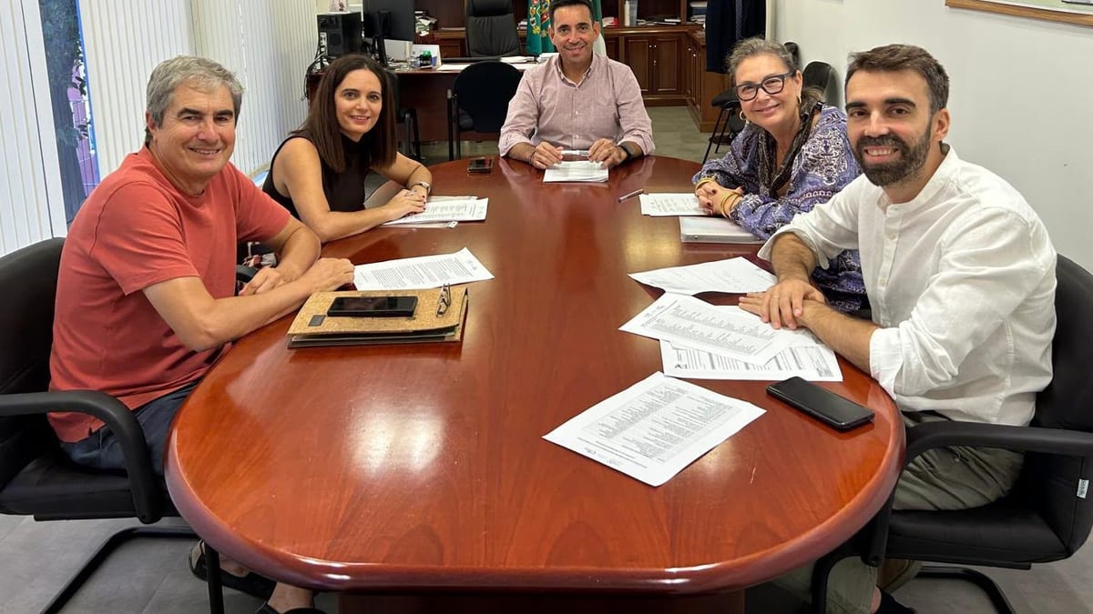 Reunión de la Diputación de Sevilla con responsables de la Feria de la Ciencia para estudiar la ampliación de participación de centros educativos
