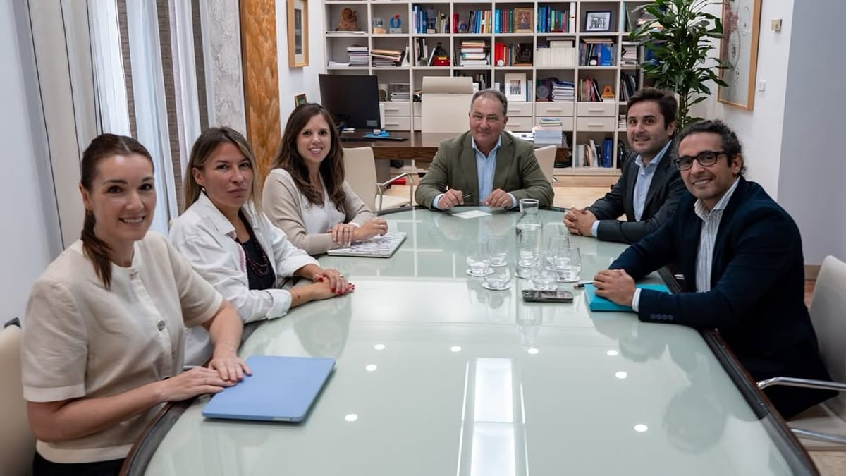 Reunión del presidente de la Diputación de Huelva con representantes de AJE Andalucía y AJE Huelva