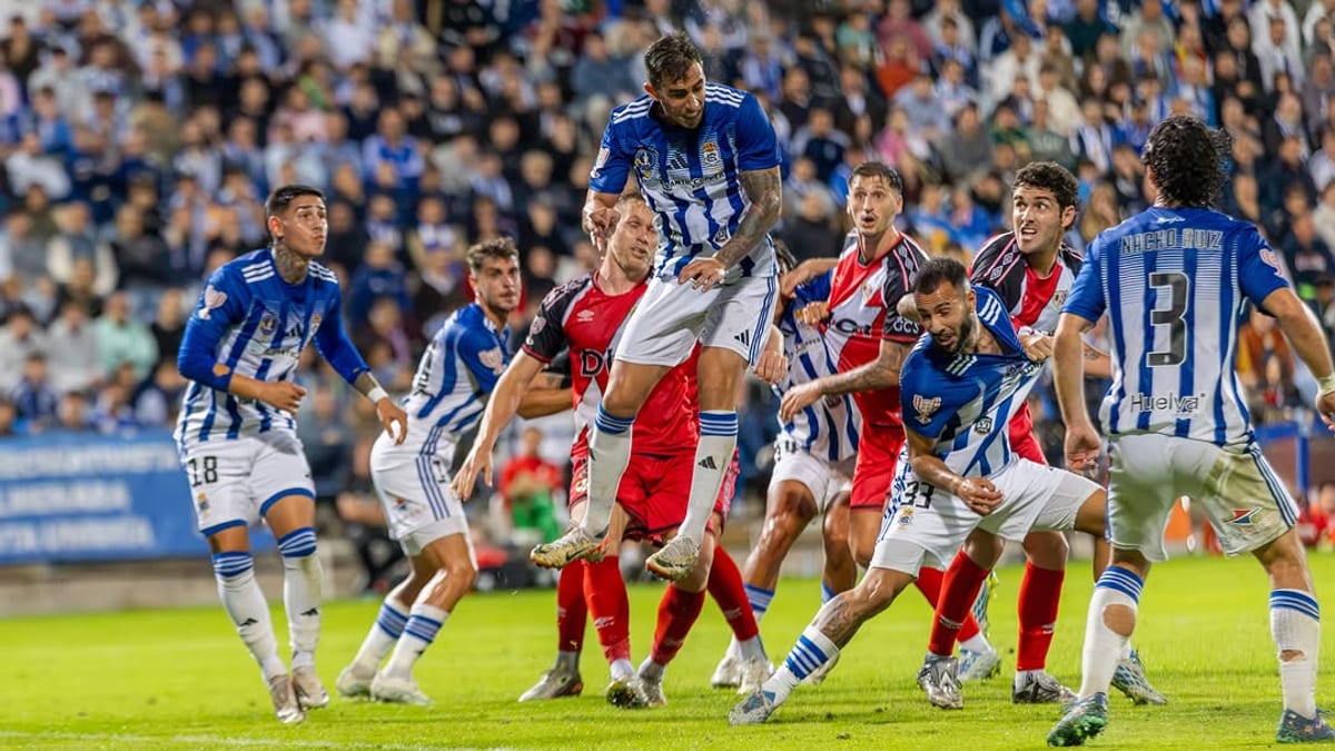 Diputado de la Diputación de Huelva en el palco del Nuevo Colombino durante el partido de Copa del Rey entre Recreativo de Huelva y Rayo Vallecano