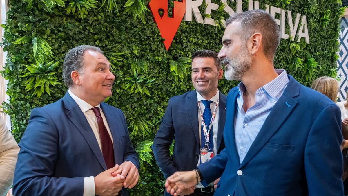 Delegación de la Diputación de Huelva en Fruit Attraction con representantes del sector hortofrutícola