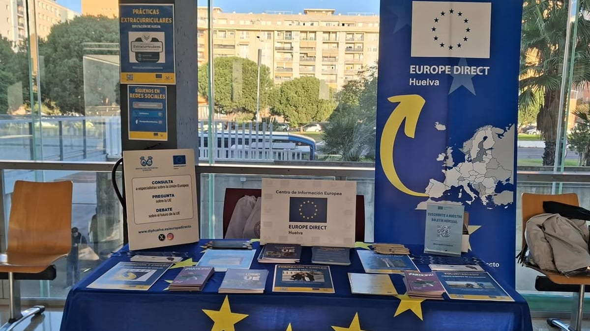 Stand informativo de la Diputación de Huelva en el Foro y Feria de Empleo de la Universidad de Huelva con paneles sobre oportunidades europeas y Centro de Información Europe Direct Huelva
