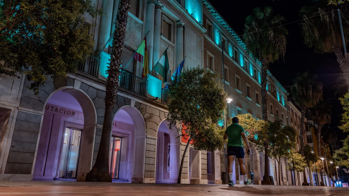 Fachada de la Casa de la Provincia de la Diputación de Huelva iluminada en azul por el Día Internacional de la Salud Mental