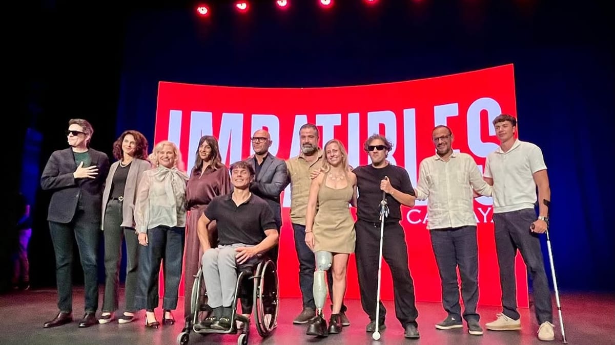Grupo de personas en el escenario durante el encuentro Imbatibles en Cartaya, organizado por la Diputación de Huelva