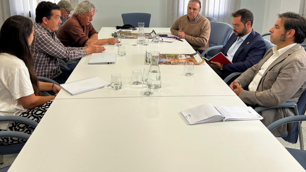Reunión de la Diputación de Huelva con representantes de la Plataforma Onubense de Defensa del Castañar en torno a una mesa de conferencias