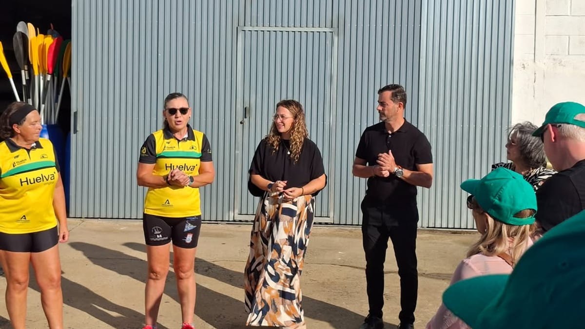 Juan Daniel Romero, diputado de Deportes de Diputación de Huelva, y Pastora Giménez, delegada de Deportes de la Junta de Andalucía, durante la jornada de Salud y Deporte en el Club Deportivo Piragüismo Tartessos Huelva