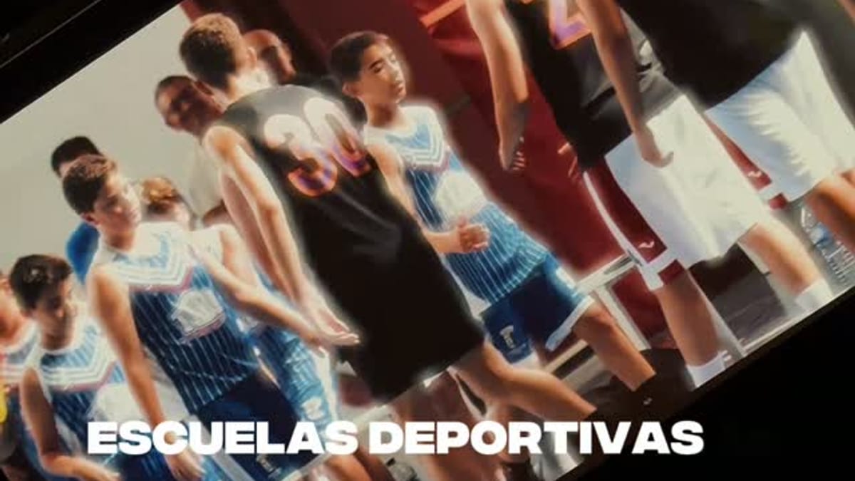 Acto de clausura de las Escuelas Deportivas Municipales de Baloncesto de la Diputación de Málaga con participantes y autoridades