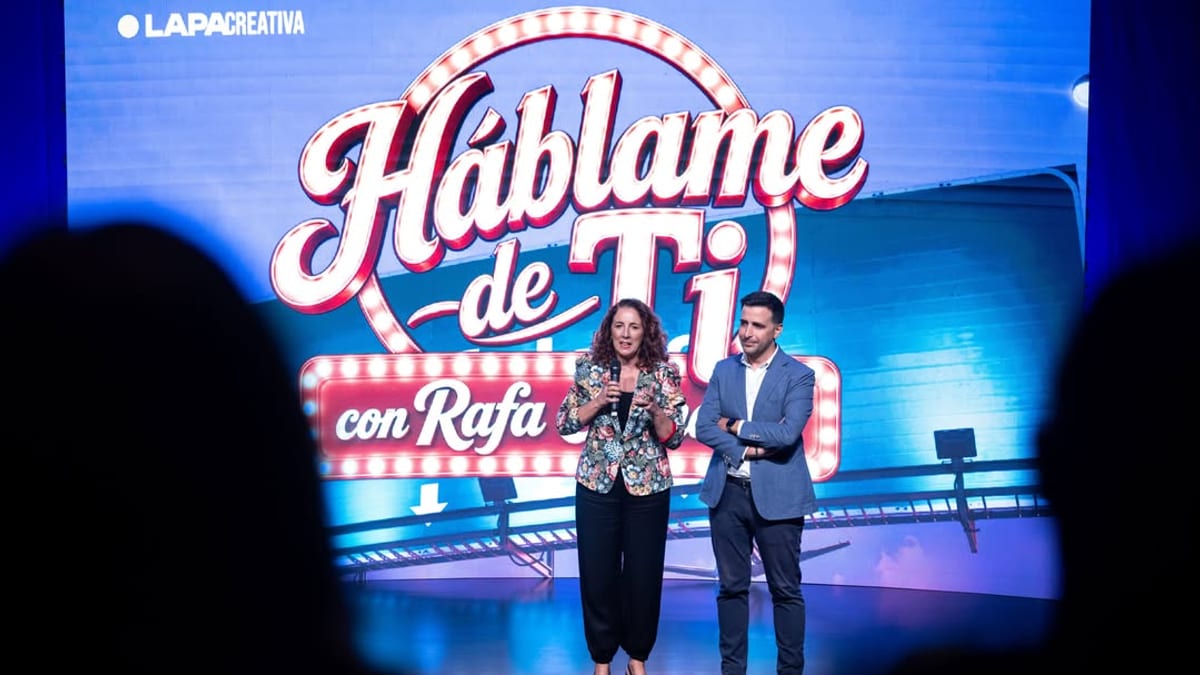 Gala 'Háblame de ti' en el teatro Edgar Neville de Málaga con personas mayores de la provincia