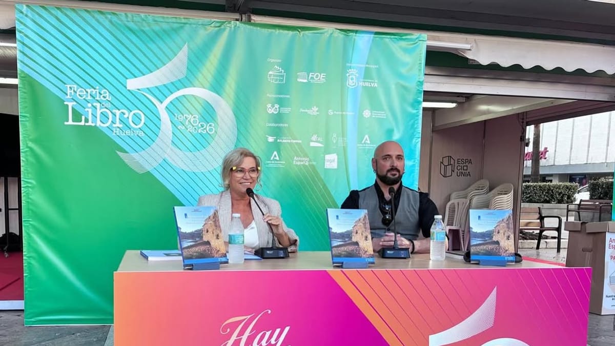 Presentación de la obra 'Los molinos de Huelva y su provincia' en la 50ª Feria del Libro de Huelva con la diputada de Cultura y el autor Antonio Toscano