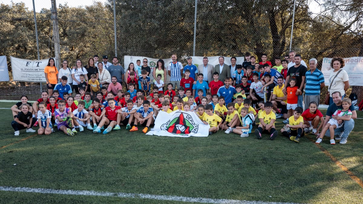 Jugadores del Recreativo de Huelva en un encuentro con la afición en los pueblos de la provincia