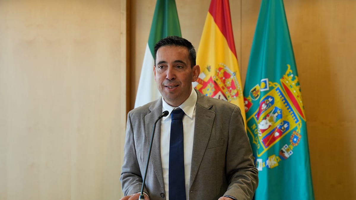 Diputado durante una conferencia de presentación de ayudas
