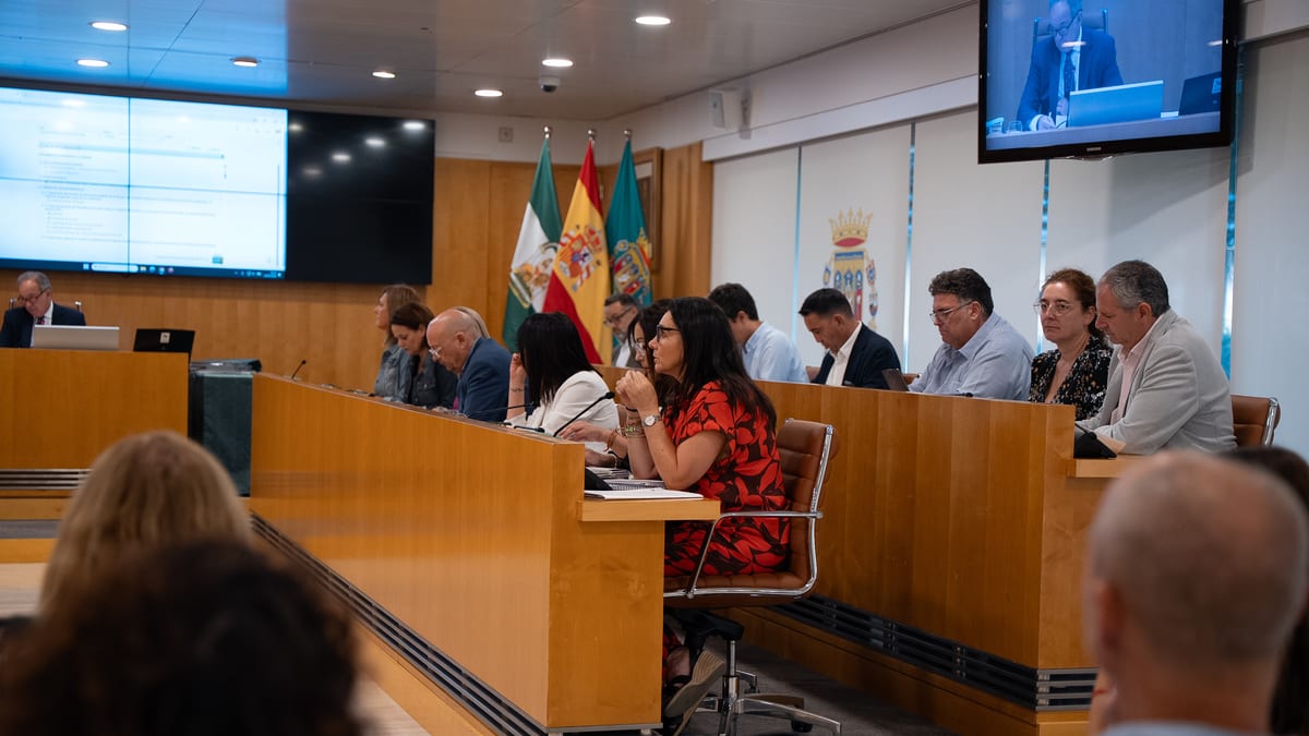 Sesión de un pleno municipal o ayuntamiento con autoridades locales durante una votación o debate institucional