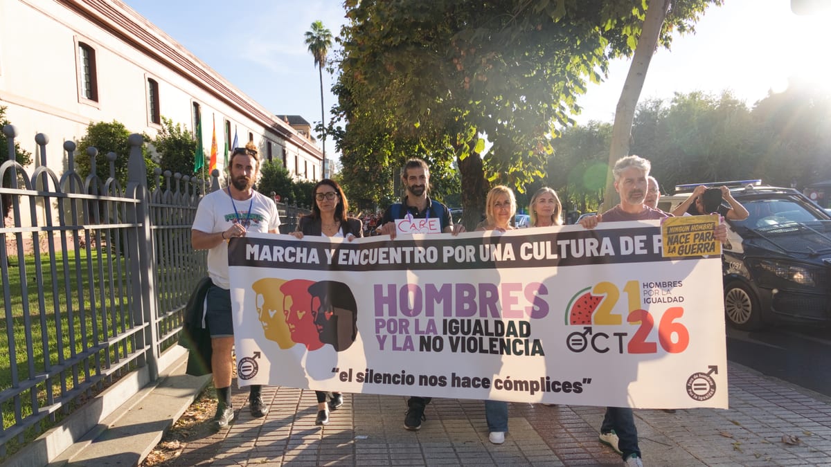 Participantes en la Marcha de Hombres Por la No Violencia con la Diputación de Sevilla