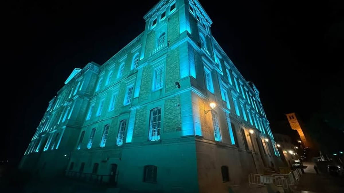 Fachada de la Diputación de Toledo iluminada en color azul para conmemorar el Día Internacional de la Dislexia