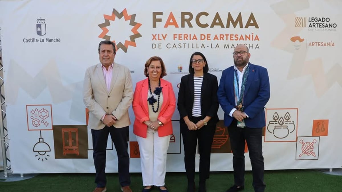 La presidenta de la Diputación de Toledo junto a diputados provinciales en la XLV Feria de Artesanía de Castilla-La Mancha (FARCAMA)