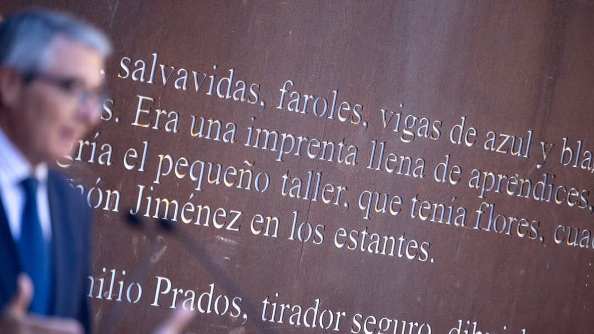 Trabajos de traslado de la maquinaria de la Imprenta Sur hacia el Palacio de Valdeflores en Málaga