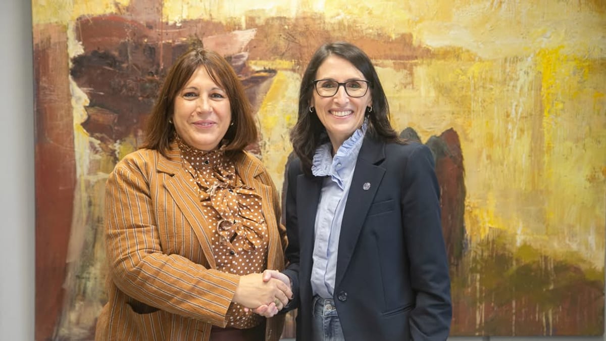 Representantes de la Diputación de A Coruña y la Universidad de Santiago de Compostela en la firma del convenio de colaboración sobre políticas culturales gallegas