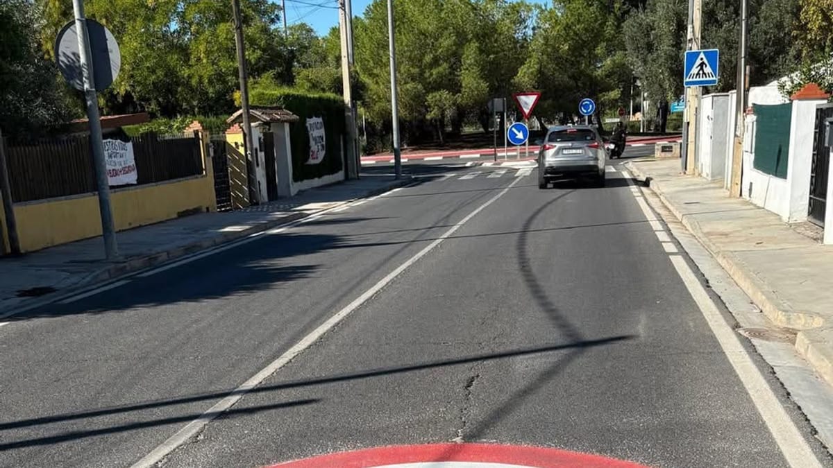 Señalización de tráfico en la carretera CV-336 de Riba-roja de Túria con medidas de reducción de velocidad
